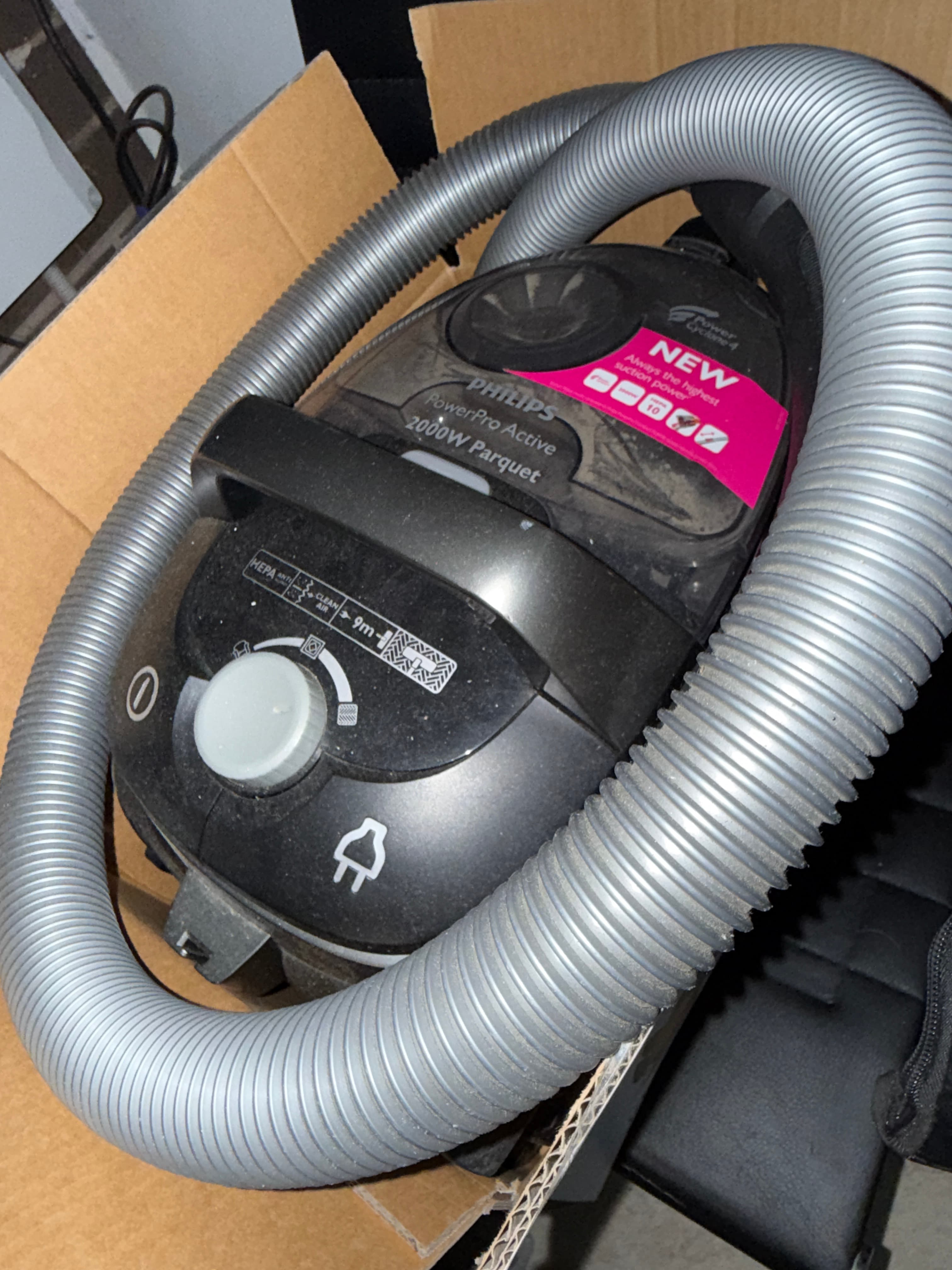 Black Vacuum Cleaner, photo 3 of 3