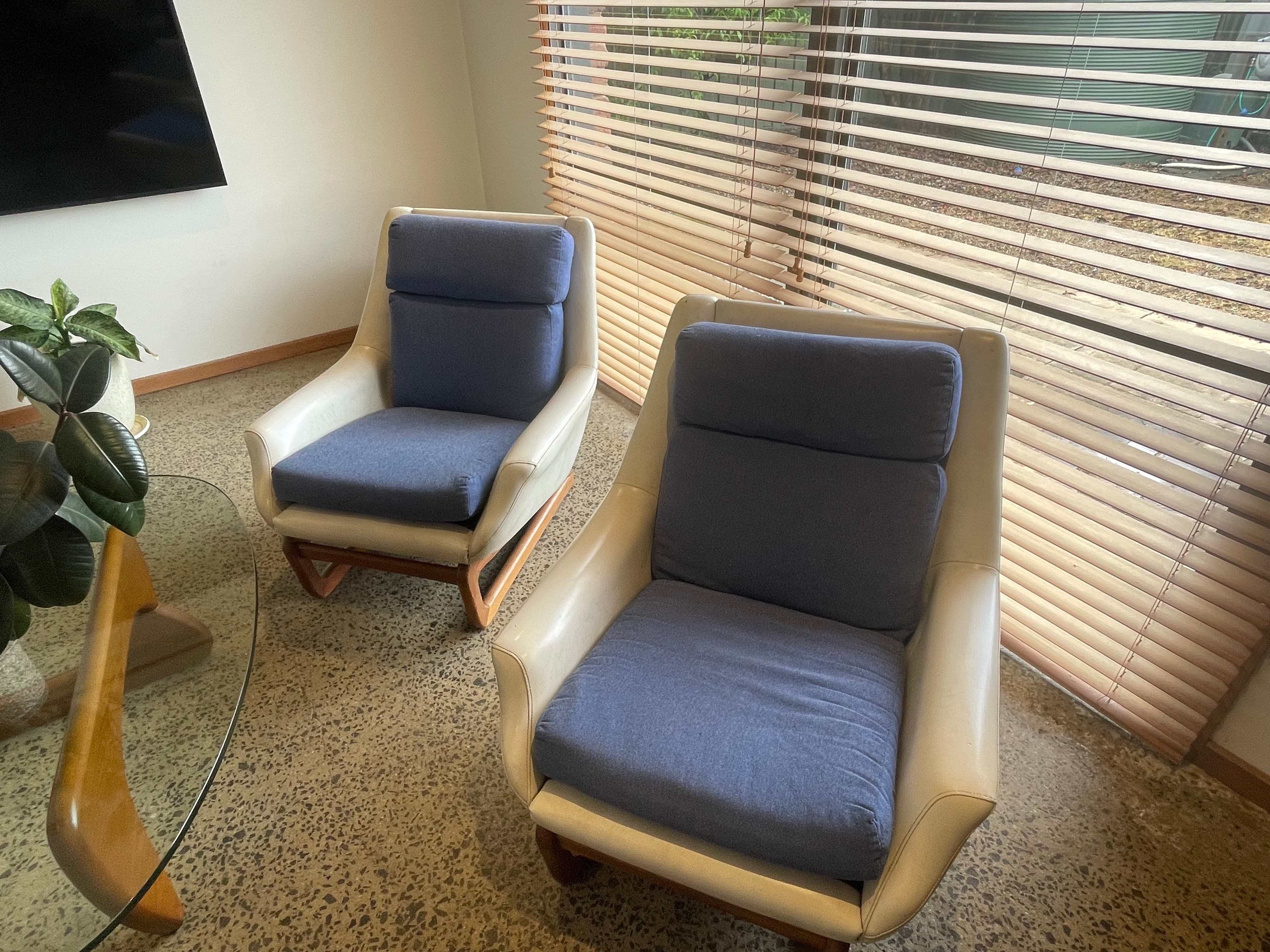 Iconic Danish Deluxe Mid-Century Sofa, photo 2 of 5