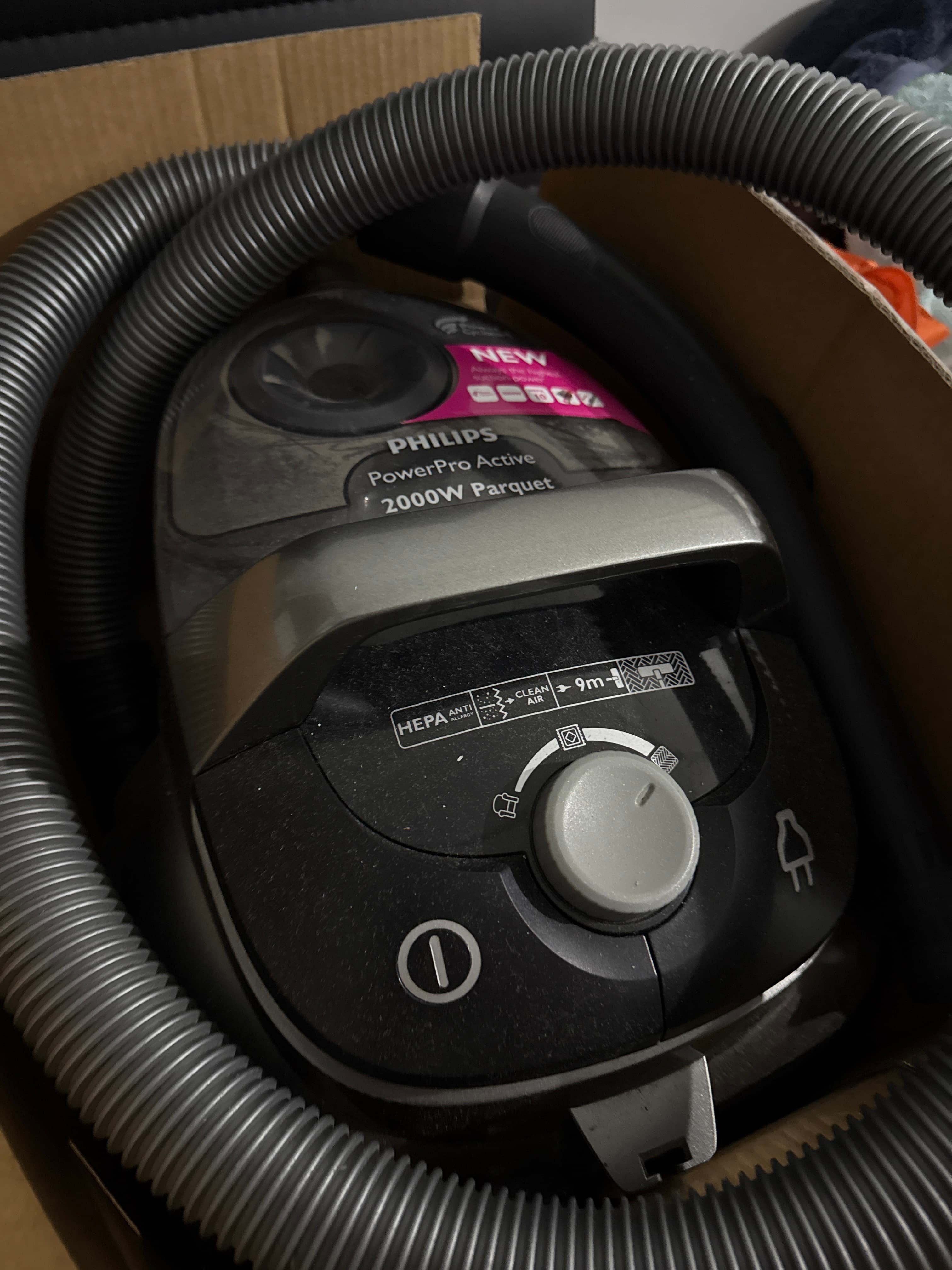 Black Vacuum Cleaner, photo 2 of 3