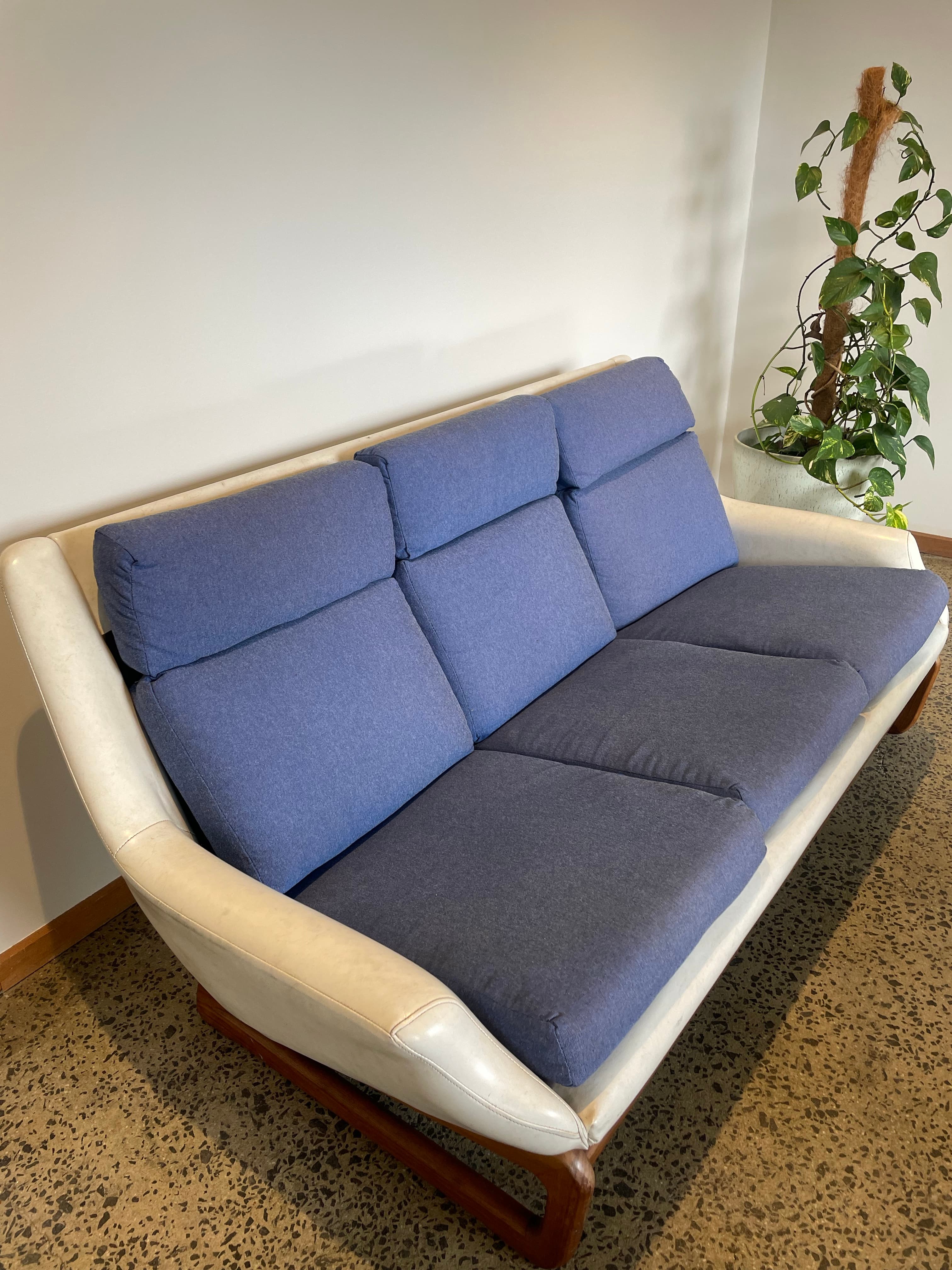 Iconic Danish Deluxe Mid-Century Sofa, photo 4 of 5